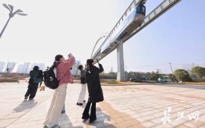 滴！大学生实践团打卡国内首条空轨 体验未来城市交通