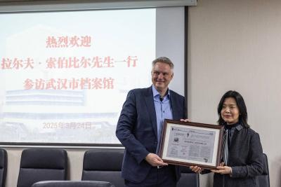 新中国首位“洋厂长”格里希的外孙访汉：40多年过去了，没想到还有这么多人记得他