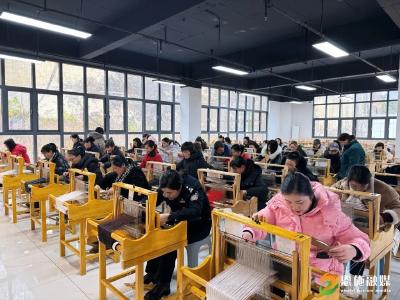 恩施“花铺盖”被迪奥公司相中，现场签订采购合同！