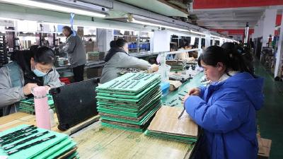 红安：宝妈上起“弹性”班 带娃就业“两不误”