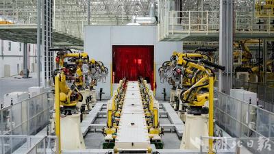 288台机器人打理“黑灯工厂”！全球单体规模最大的中重型商用车智慧工厂冲刺6月试生产