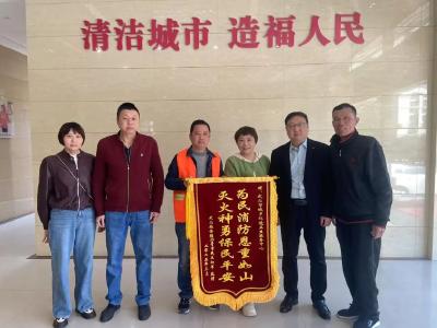 点赞！凌晨四点，环卫工秒变“消防员”紧急灭火