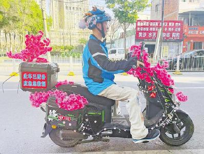 背着“救命神器”送快递 “蓝骑士社区侠”张宝剑危急关头救人一命 