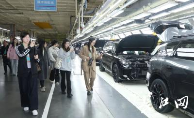 全国大学生实践团探寻新能源汽车的“武汉密码”