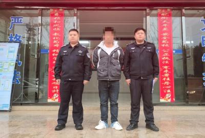 为躲避检查危险倒车！一男子涉嫌以危险方法危害公共安全被刑拘
