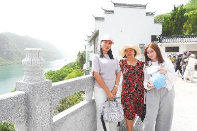 外国游客饱览荆山楚水、体验真实中国：我们像在一幅山水画里航行