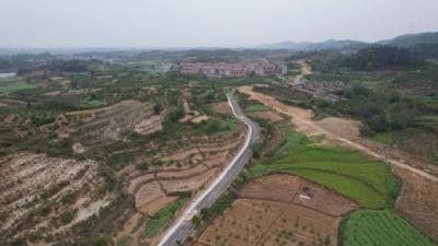 四望镇竹影山村：以工代赈强基建 拆违治乱美家园