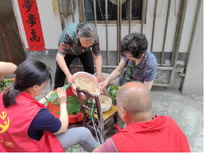 【网络中国节·端午】武穴街道西菜园社区开展教师新村小区包粽子活动
