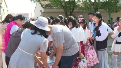 爱心妈妈结对帮扶 与留守儿童共度“六一”