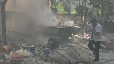 三桶水点燃一辆车！监控视频还原“点火”真相......
