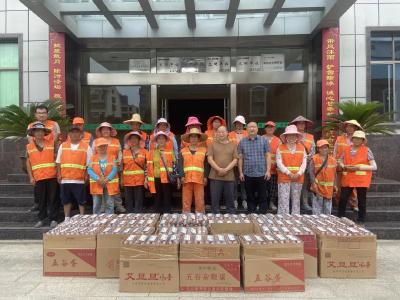 爱心企业暖心慰问一线环卫工人