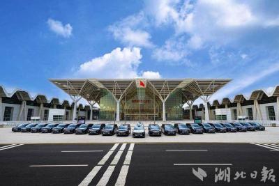 连续两年！岚图再度荣获达沃斯官方指定用车
