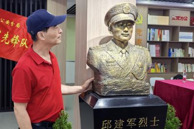 英雄从未远去，邱建军牺牲一周年后，烈士雕像在汉落成