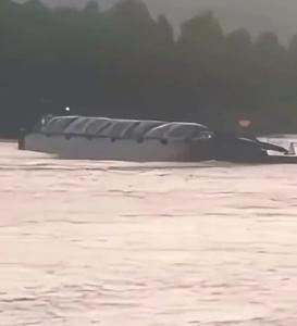 长江武穴段一货船倾覆，海事部门：无人员伤亡，正组织力量打捞船只