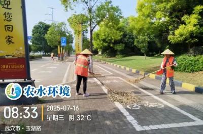 武穴环卫：不惧烈日炙烤 “汗”卫城市清洁