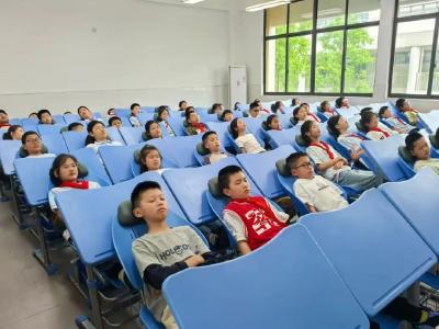 黄冈武穴：“躺睡” 桌椅进校园 教育细节里的民生温度
