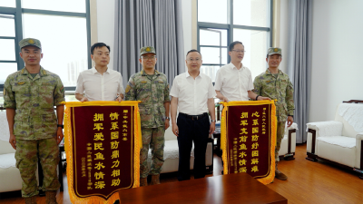 驻训部队向武穴赠送锦旗谱写军地鱼水情