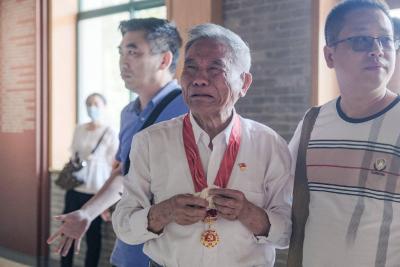 让历史告诉未来丨95岁新四军报务员万众一讲述抗战故事 80年前，他亲手抄收日本投降电报