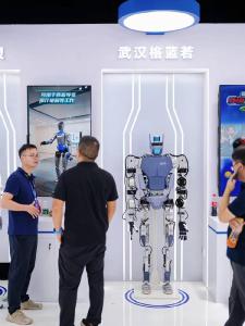 “大壮”直立走得稳 “荆楚”能干又叫座 湖北人形机器人进工厂入厅堂