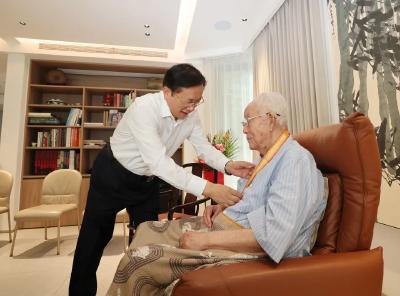 王忠林走访慰问抗战老战士老同志并发放纪念章 大力弘扬伟大爱国主义精神伟大抗战精神 凝聚磅礴力量把祖国建设得更加繁荣昌盛