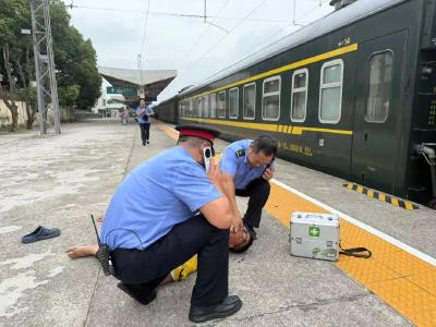 7分钟紧急救援！武穴火车站上演“教科书式”急救