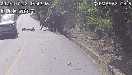 “出事了，先救人！” 他带着乘客冲了上去……