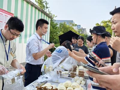 世界光谷·追光者⑤|水墨江南老板、90后金融海归吴奇锦，街头摆摊挑战卖100万