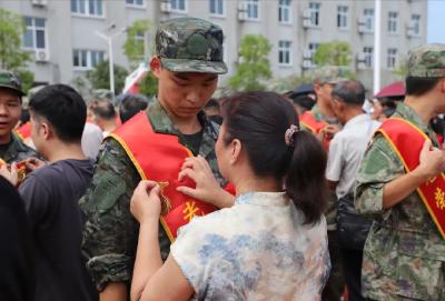 武穴市举行2025年度下半年新兵入伍欢送大会