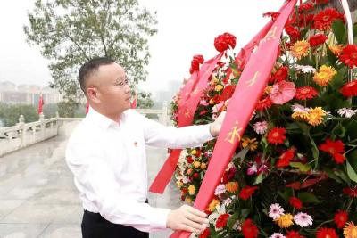 我市举行烈士纪念日向革命烈士敬献花篮仪式