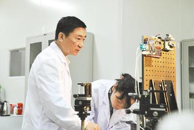 培养出3位院士，荣列全国“最美教师” 追“光”路上，他仍在温暖发光