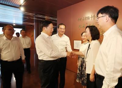 王忠林在武汉走访慰问教师代表 向全省广大教师和教育工作者致以节日祝贺和诚挚问候 坚持优先发展教育事业 努力办好人民满意的教育