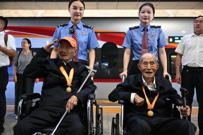 全车厢乘客向他们热烈鼓掌！两位百岁抗战老兵载誉返回武汉 