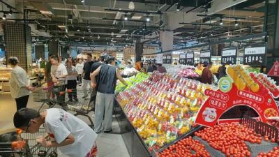 国庆假期第二天，查俊调研城市绿化和市场保供工作