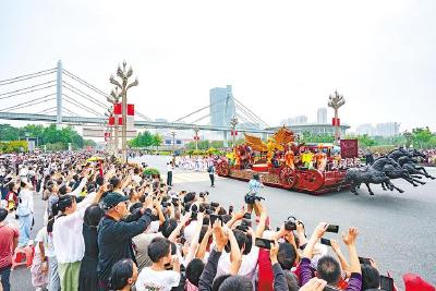 花车大巡游 河山添锦绣 高新大道上10万观众深情告白祖国
