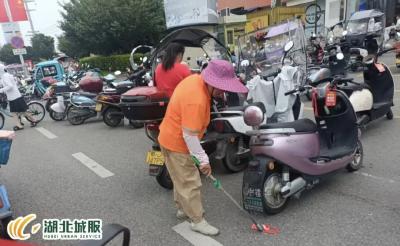 “双节”不停歇！武穴环卫用汗水守护城市洁净 