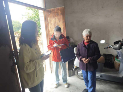 梅川镇：“群众跑”变“干部跑” 服务上门零距离