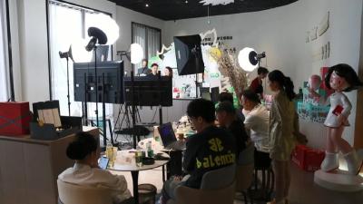 直播卖到3个亿，产品销往70多个国家，他们的“靠山”是什么？