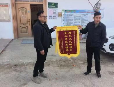 真帅！治保主任路遇险情，挽损百万！