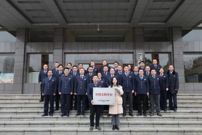 武穴市委宣传部为我市新一届全国文明单位、全国文明村授牌