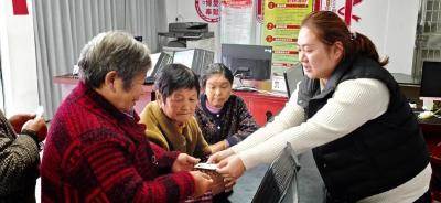 清晨七点，他刷响一张开往山外的卡……