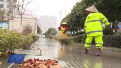 低温降雪天气 环卫工人坚守一线保障市容整洁