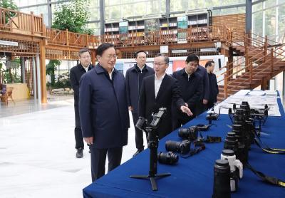 王忠林到中央主要新闻单位驻鄂机构调研并召开座谈会 充分发挥主流媒体舆论引导作用 为湖北高质量发展鼓干劲聚合力