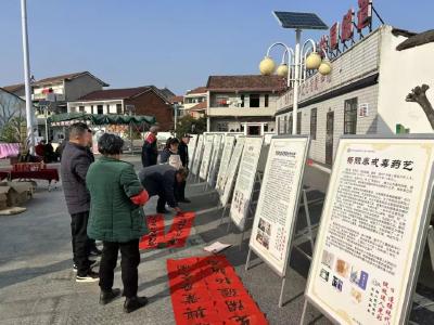 『欢欢喜喜过大年』梅川镇饶为市村：墨香润乡村 村晚迎新春