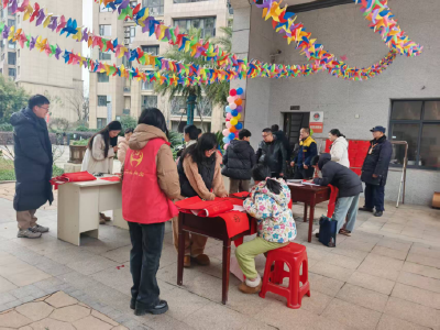 【网络中国节·春节】武穴街道西新村社区：开展“红纸墨香暖社区，翰墨飘香迎新春”写春联送祝福活动