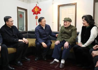 王忠林李殿勋等省领导走访慰问老党员和生活困难党员、困难群众