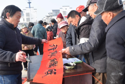 【我们的节日·春节】武穴万丈湖街道开展“红纸书春凝年味,非遗焕彩续华章”文化下乡活动