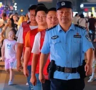 从“矛盾巷”到“网红街”：一条夜市的变形记