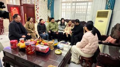 市委宣传部为田家镇街道翟秀莲家庭颁发“全国文明家庭”荣誉牌匾