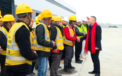 查俊大年初一走访慰问不停产企业不停工项目
