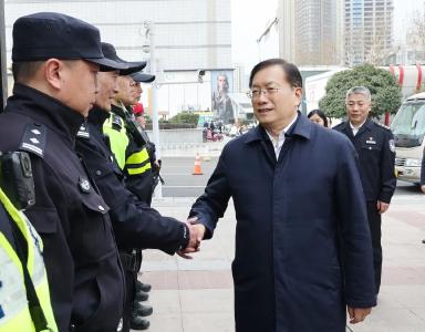 王忠林检查春节假期铁路运输、值班值守和市场保供稳价情况 加强服务保障 守牢安全底线 确保全省人民平安欢乐祥和过节